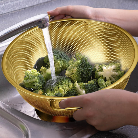 Colador Bokon dorado con mango ergonómico para verter con control.