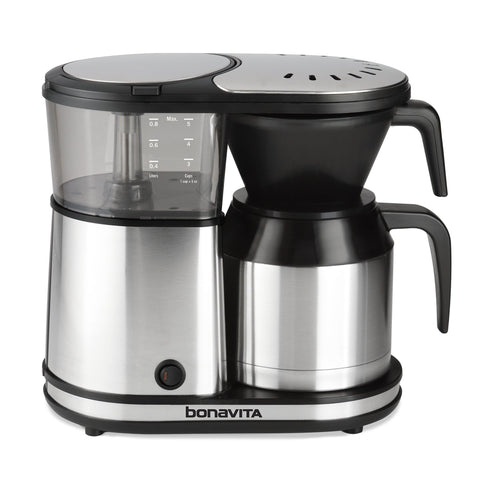 Bonavita BV1500TS en encimera listo para una pulsación rápida de café
