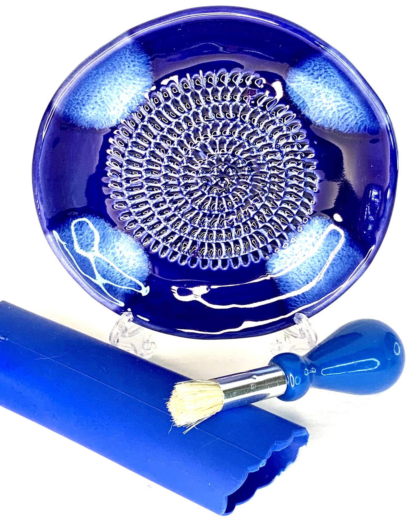 BonCera diseño azul cruz glaseado añade estilo a la cocina.