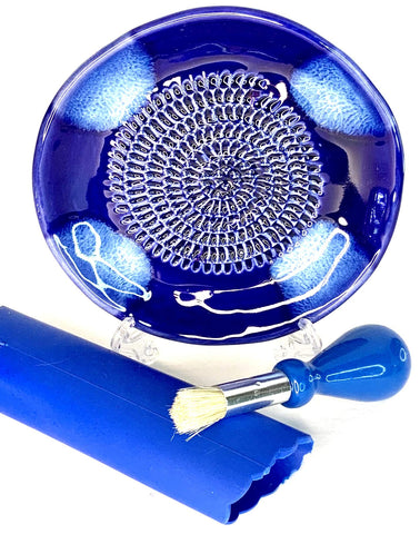 BonCera diseño azul cruz glaseado añade estilo a la cocina.