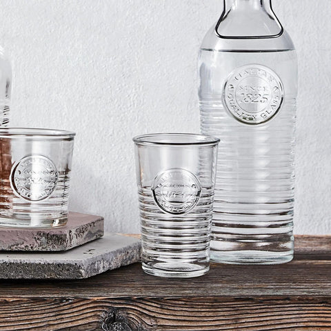 Dimensiones prácticas: diámetro 8,6 cm y altura 13,7 cm para bebidas frías.