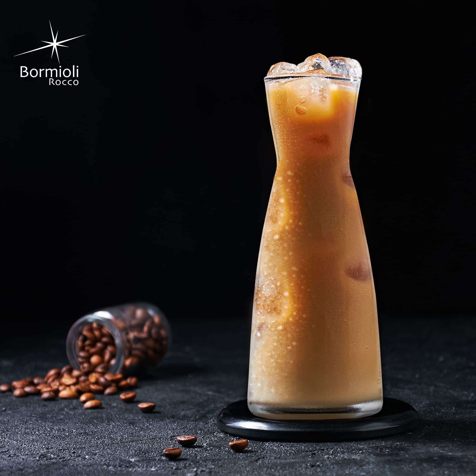 Jarra Ypsilon de Bormioli Rocco con boca amplia, añade hielo y frutas con facilidad.