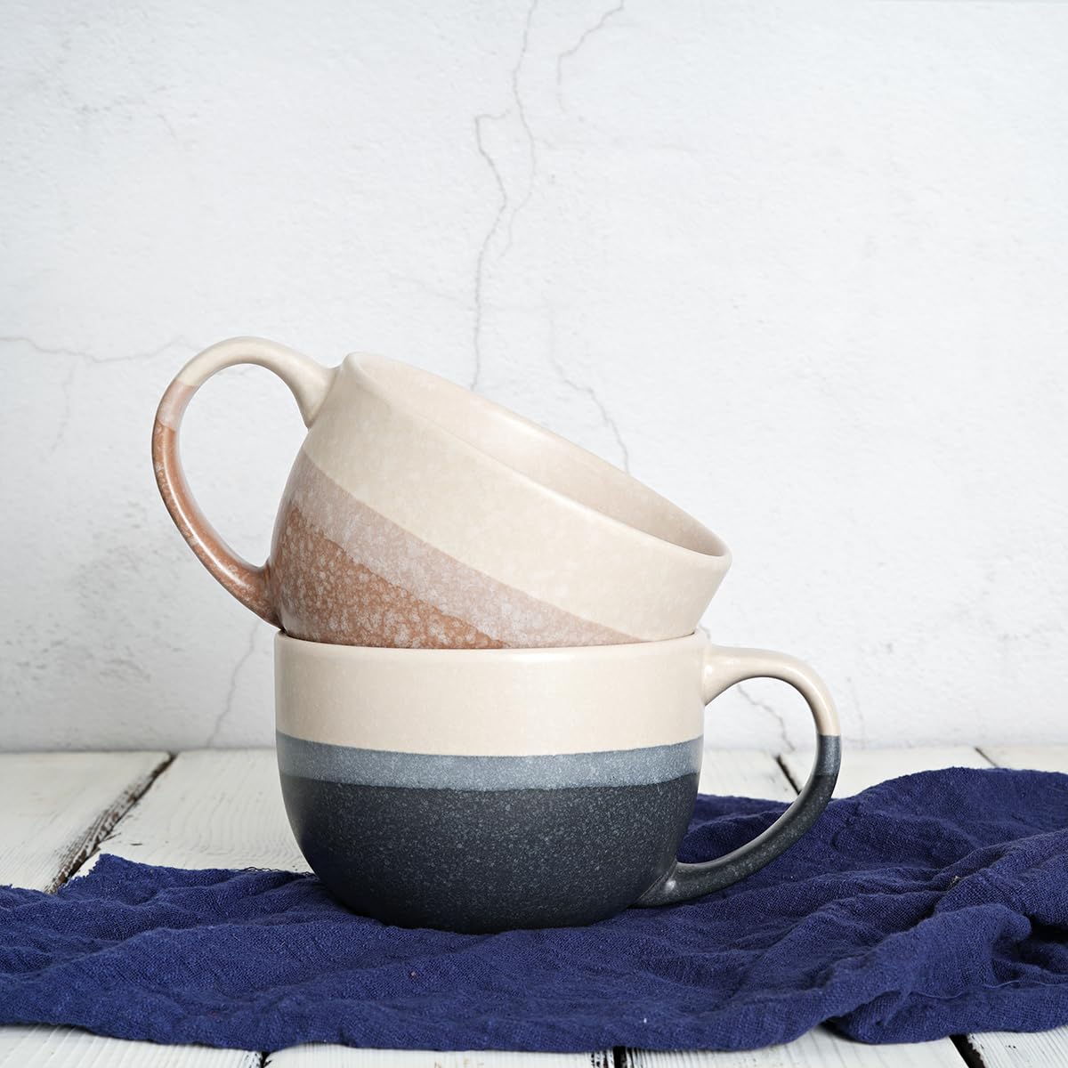 Conjunto de dos tazas grandes para oficina u hogar.