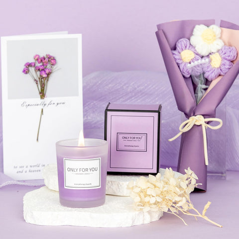 Flor tejida morada Boxchess añade un toque único al regalo.