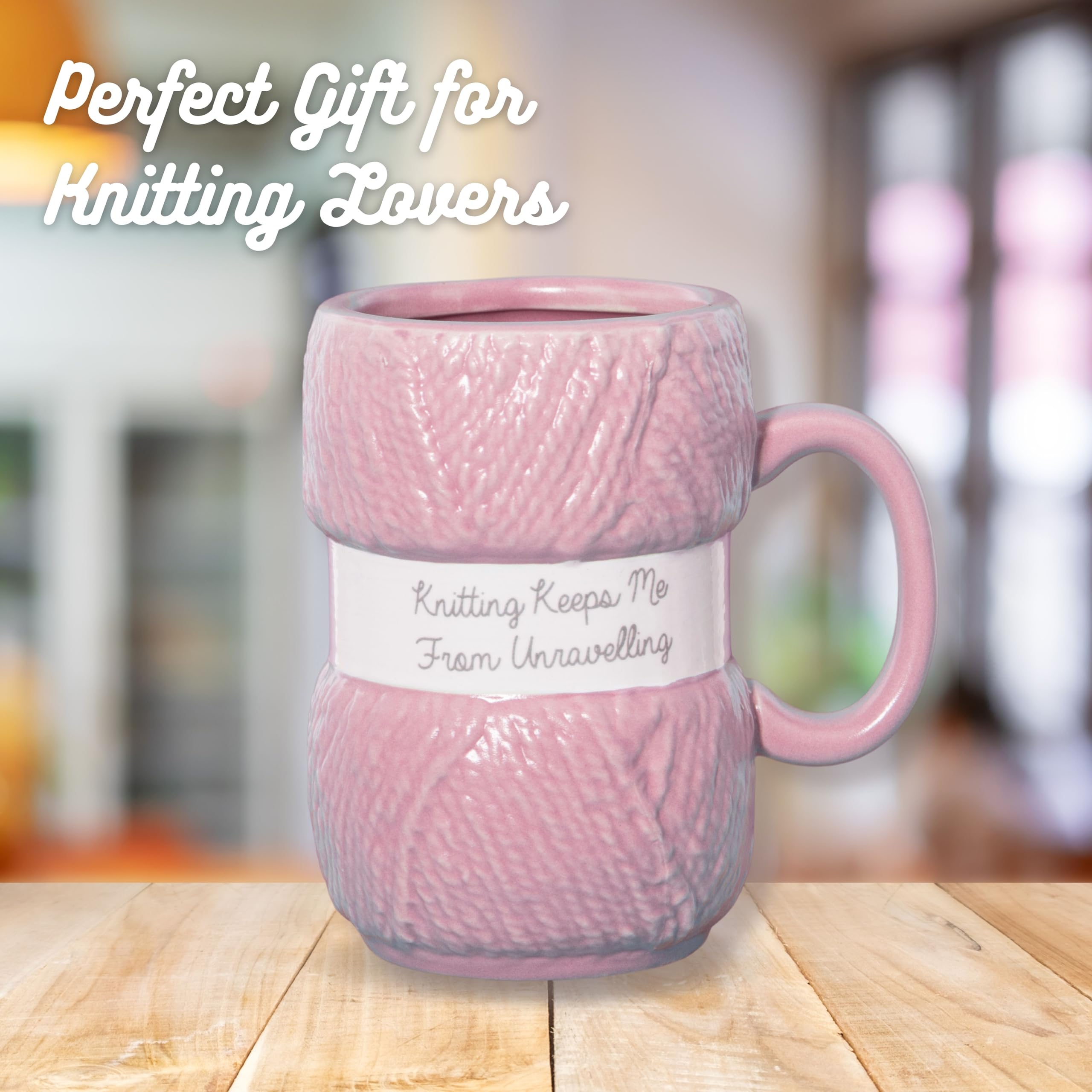 Taza Boxer Gifts sostenida en mano, ideal para desayunos con estilo.