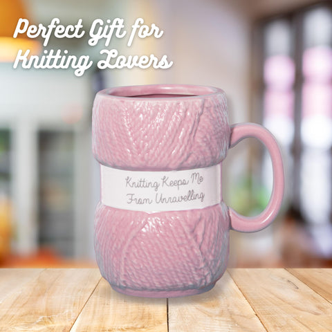 Taza Boxer Gifts sostenida en mano, ideal para desayunos con estilo.