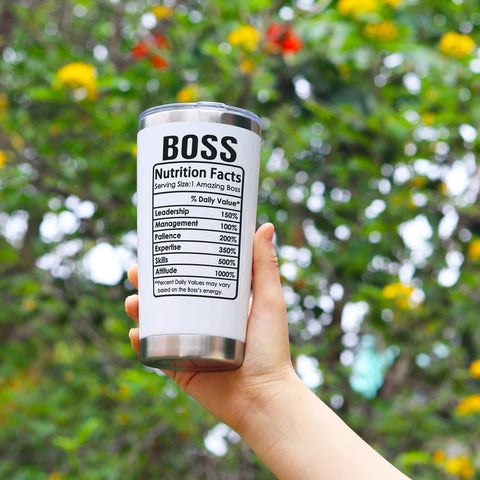 Diseño elegante de Breezy Valley Boss Mug Tumbler en escritorio