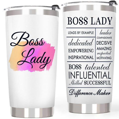 Breezy Valley Jefa Tumbler, vista frontal con diseño de palabras, ideal para café caliente.