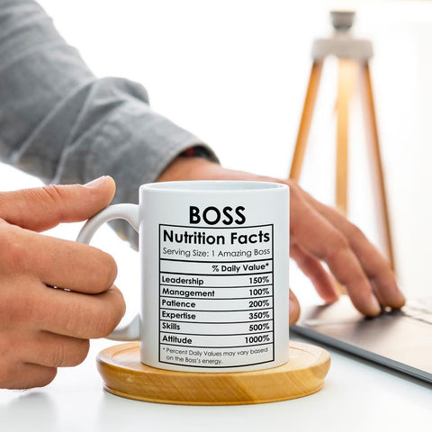 Taza Breezy Valley jefe con acabado blanco brillante, ideal como regalo de oficina