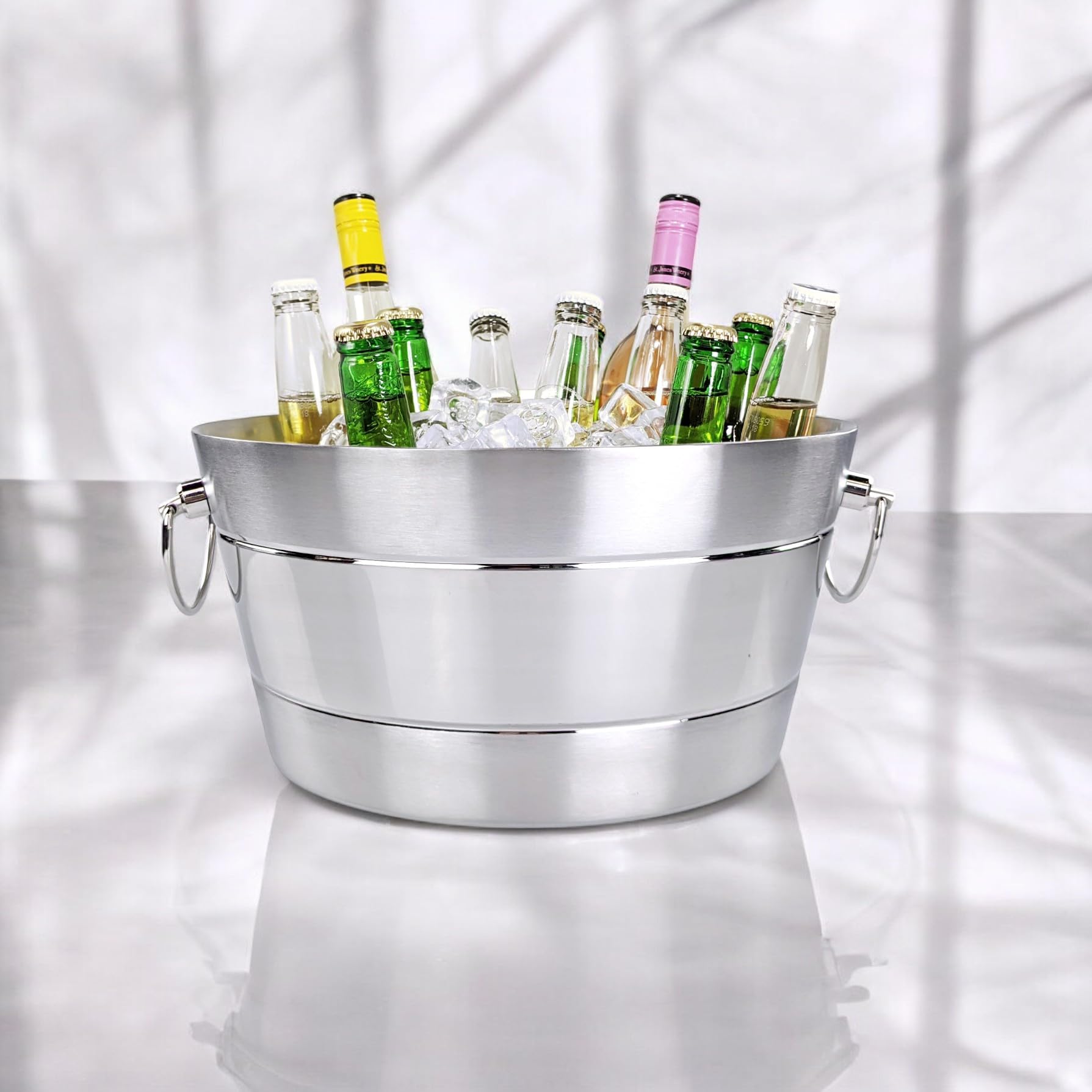Cubeta BREKX hielo diseño elegante añade estilo a cualquier mesa.