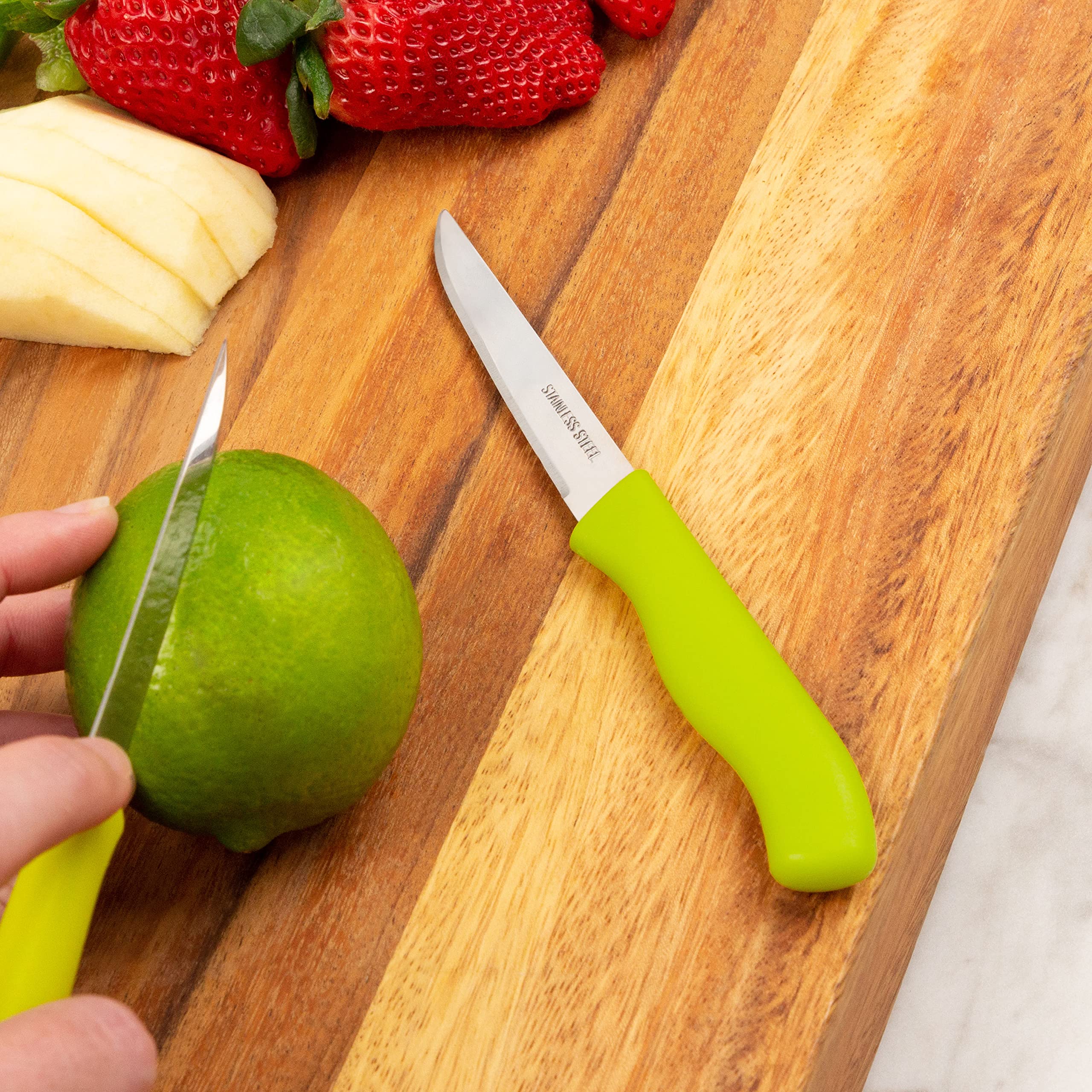Uso diario en cocina Brenium, pelado preciso y corte eficiente de frutas.