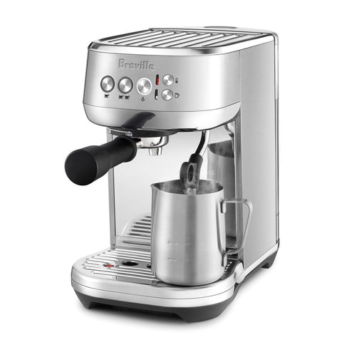 Breville Bambino Plus durante la extracción de espresso para casa con sabor equilibrado.