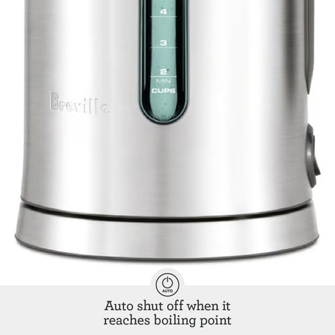Breville BKE700BSS manija ergonómica con botón iluminado para uso cómodo.