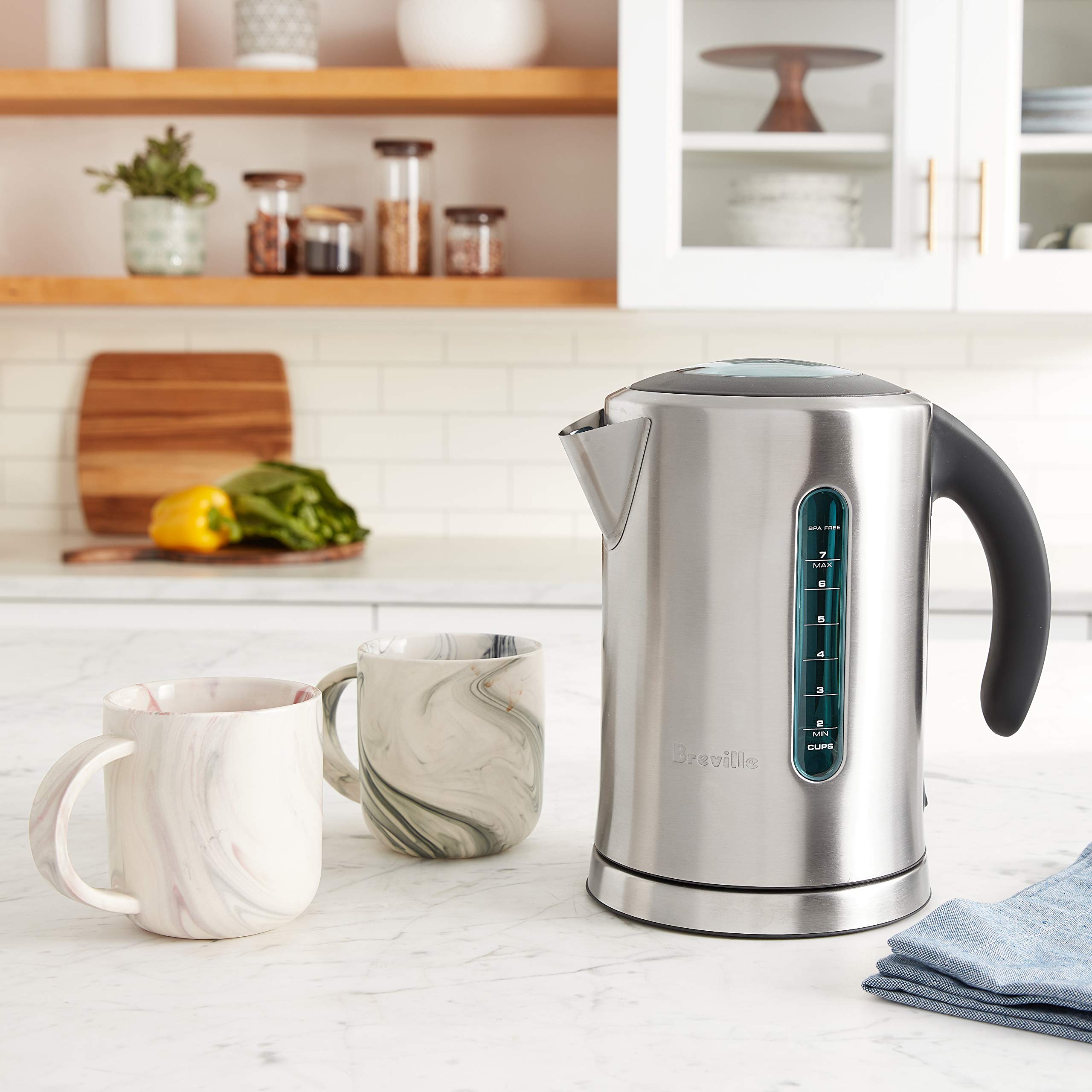 Breville BKE700BSS tapa suave apertura previene salpicaduras al verter.