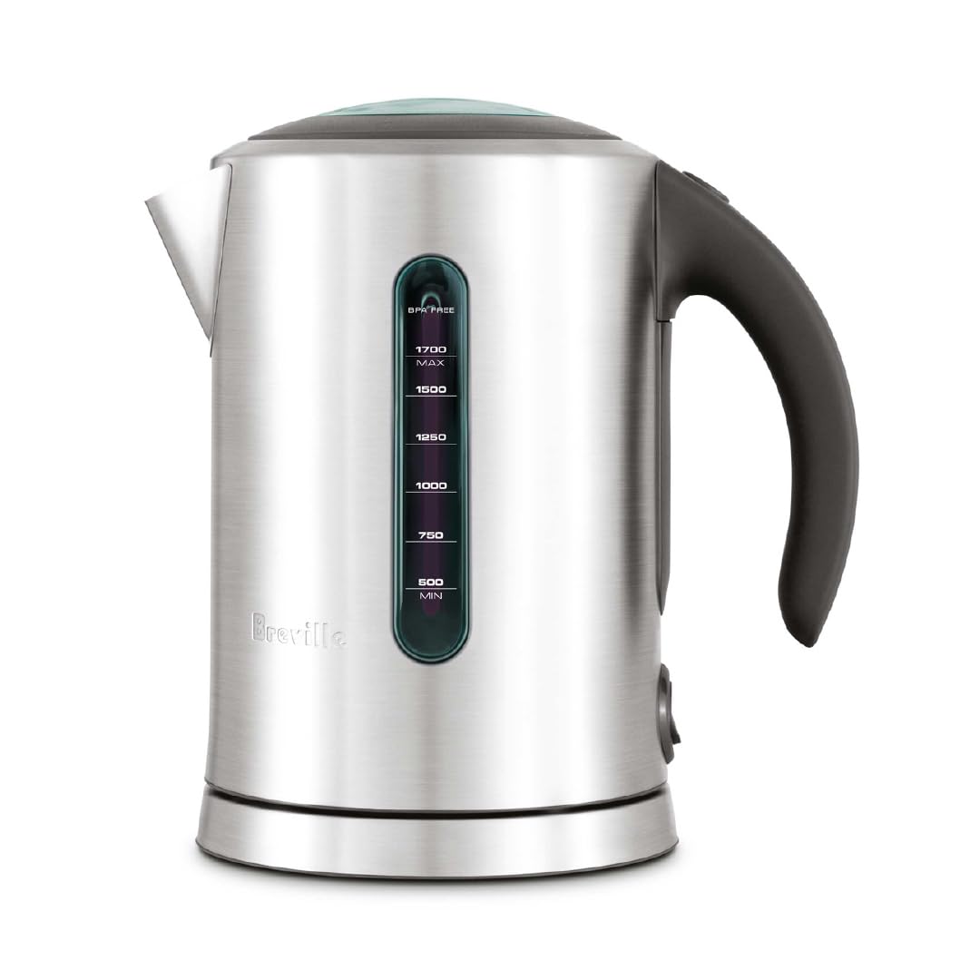 Breville BKE700BSS tetera con base 360° facilita verter agua caliente.