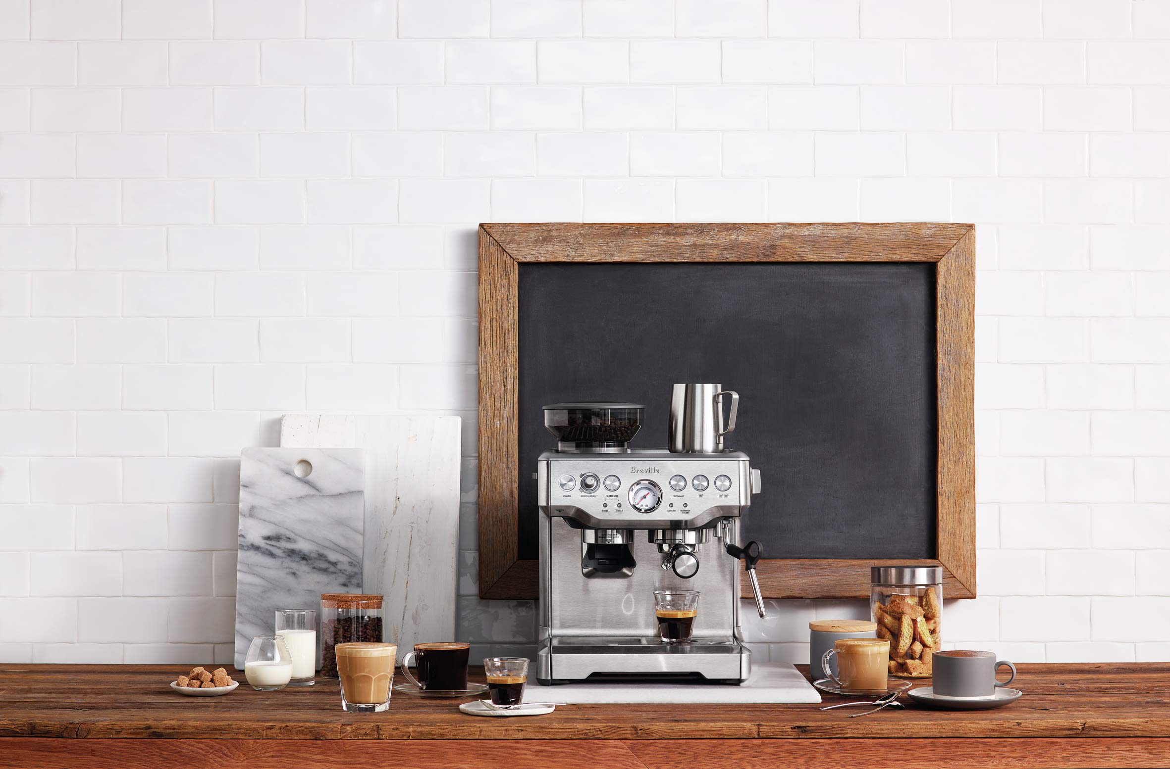 Breville dos espressos servidos en tazas sobre encimera, resultado café de especialidad