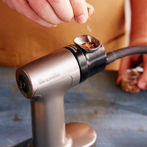Breville Smoking Gun ofrece ajustes suave e intenso para perfiles de sabor.