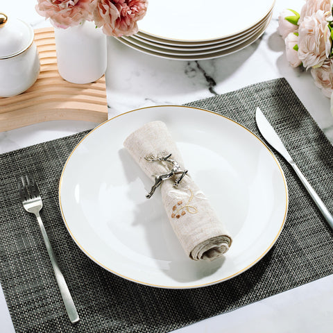 Brew To A Tea detalle borde dorado en plato blanco para presentaciones.