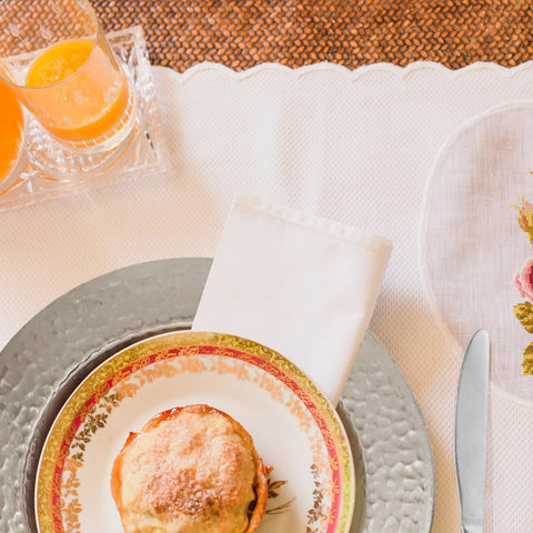 Brightalk diseño martillado aporta textura distintiva y captura la luz de la mesa.