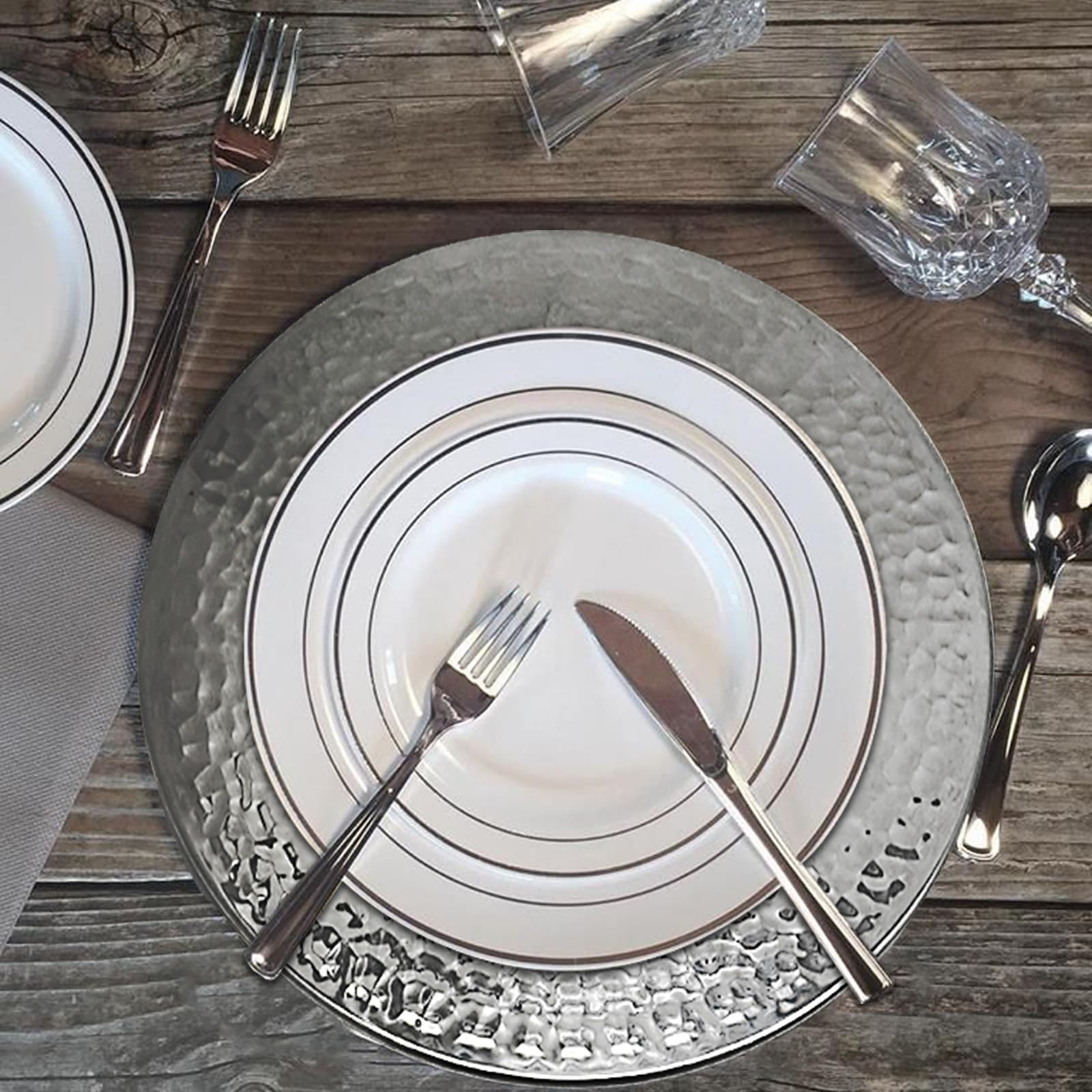 Brightalk plato cargador redondo con acabado pulido complementa vajilla formal.