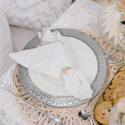 Brightalk protector de mesa evita derrames mientras sostiene platos con estilo.