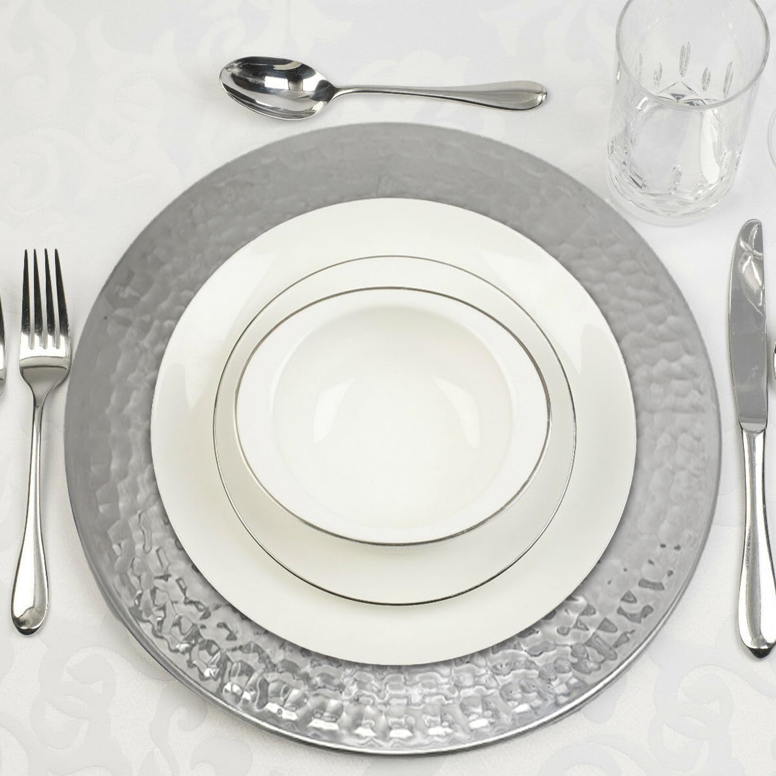 Brightalk set de 6 platos cargadores plateados eleva la mesa sin ocupar mucho espacio.