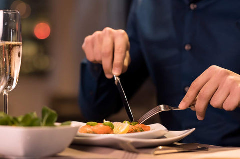 BRIOUT, cubiertos con peso ergonómico, ofrece sostén cómodo al comer.