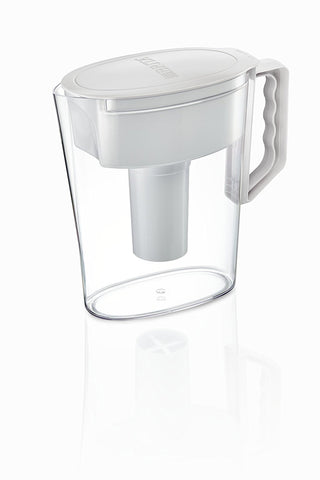 Brita Slim uso diario en cocina para agua más fresca.