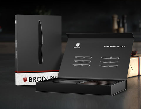 Regalo elegante, empaque cuidado para celebraciones.