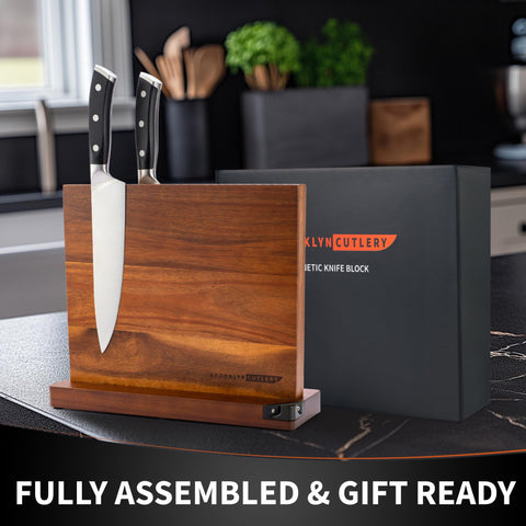 Brooklyn Cutlery acabado de acacia con veta natural para una cocina moderna.