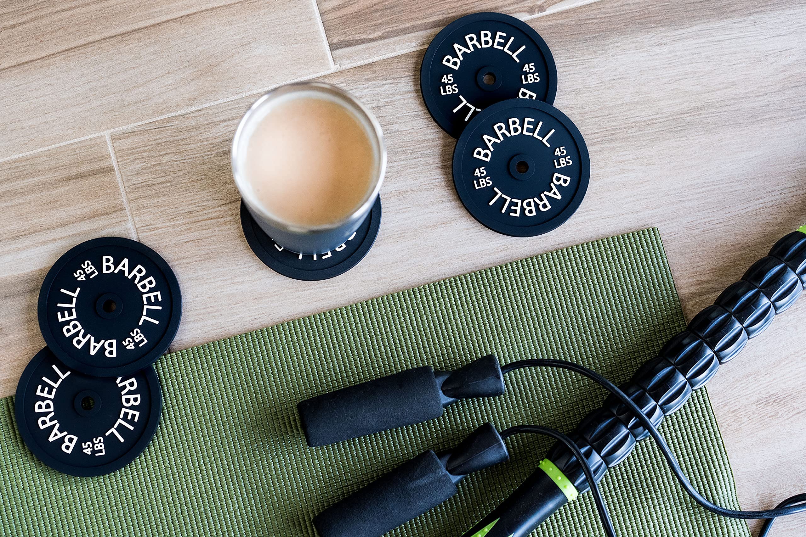 Brothers Bench posavasos con diseño de mancuerna negro protegen la mesa.