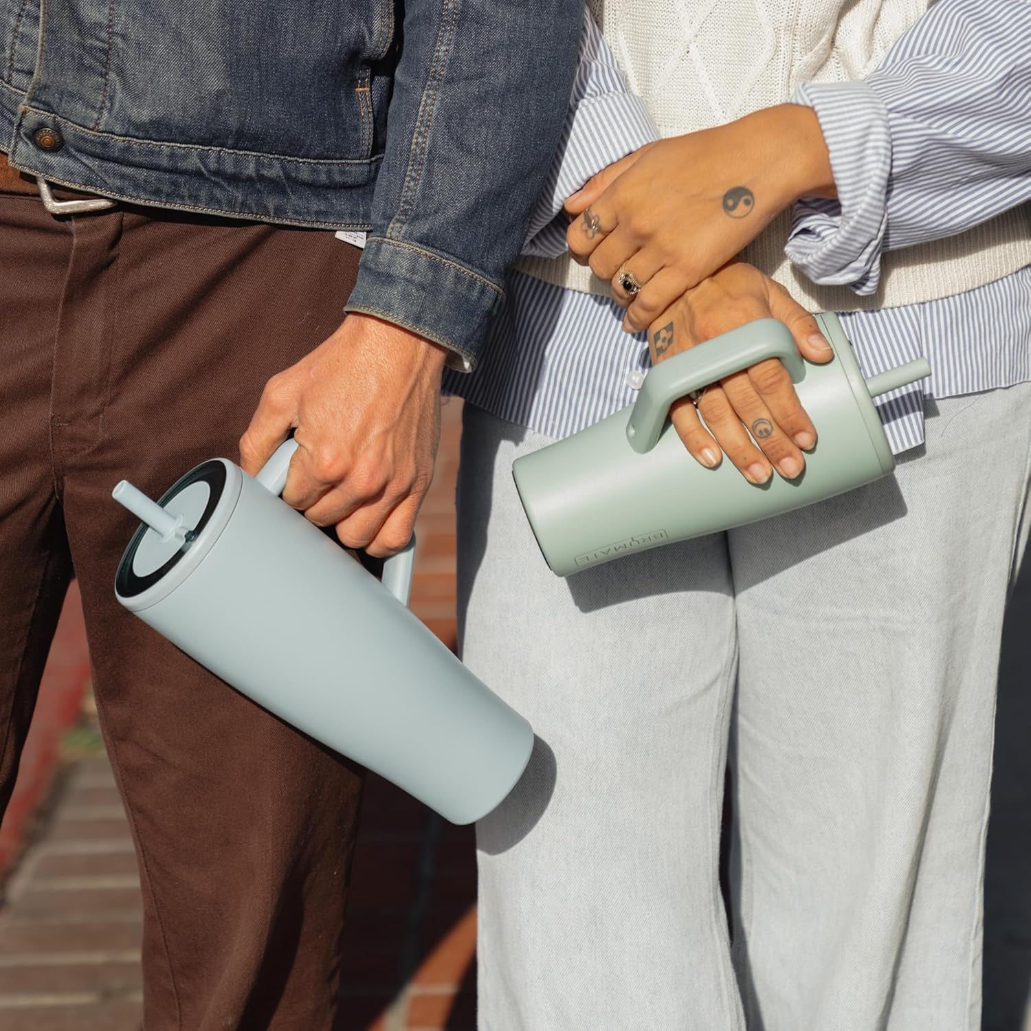 BrüMate Era 30 oz, capacidad de 30 oz con diseño de puntos azul marino.