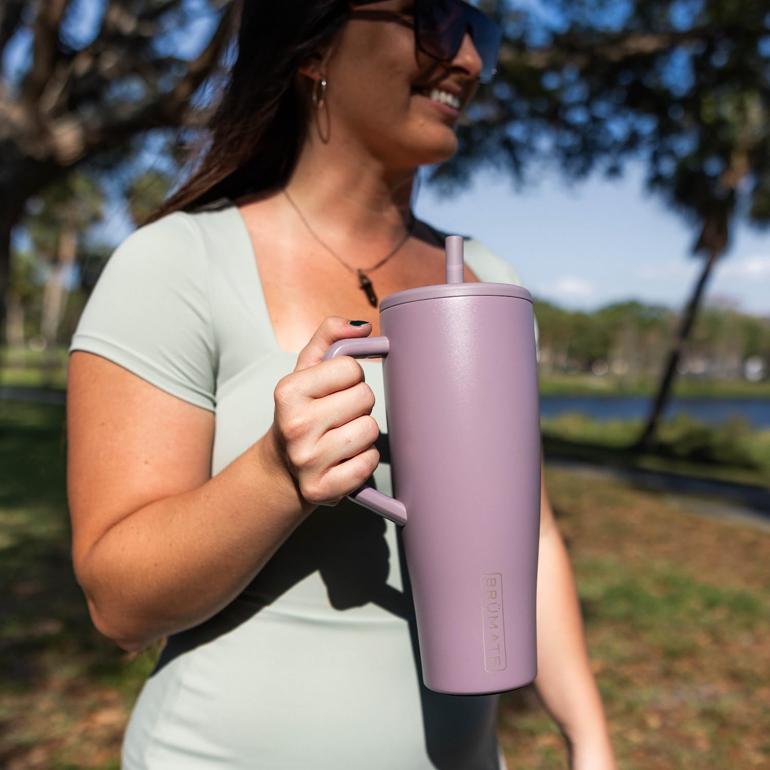 BrüMate Era 40oz tapa con tecnología Ü-Turn para evitar derrames.