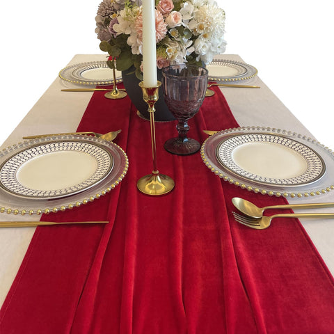 BTF Home camino de mesa rojo con caída elegante para cenas formales.