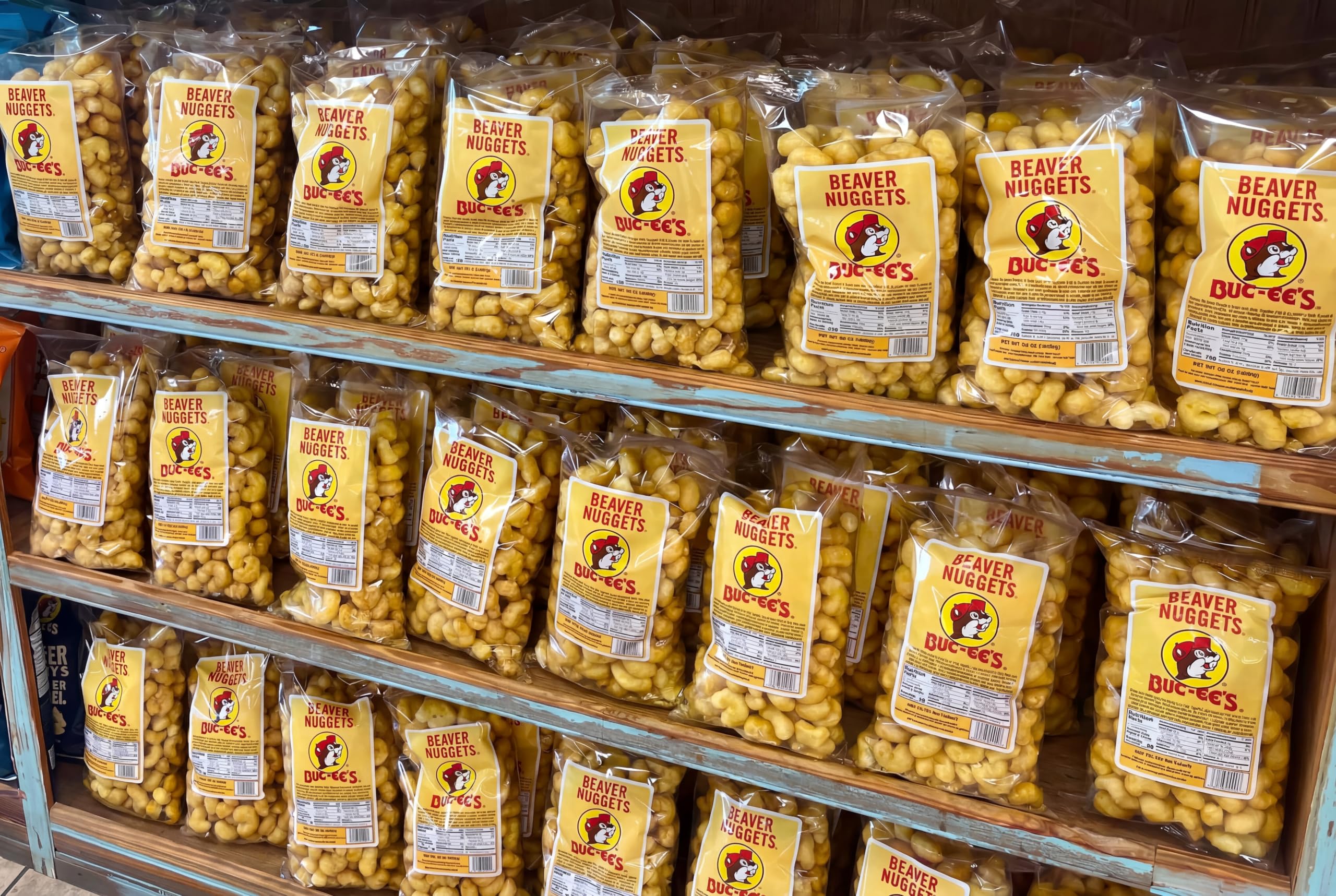 Buc-ee's Beaver Nuggets en un bol listo para compartir en reuniones y fiestas