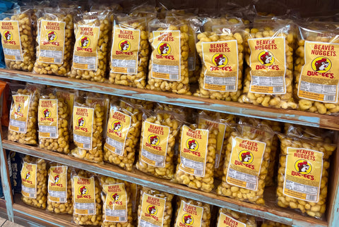 Buc-ee's Beaver Nuggets en un bol listo para compartir en reuniones y fiestas