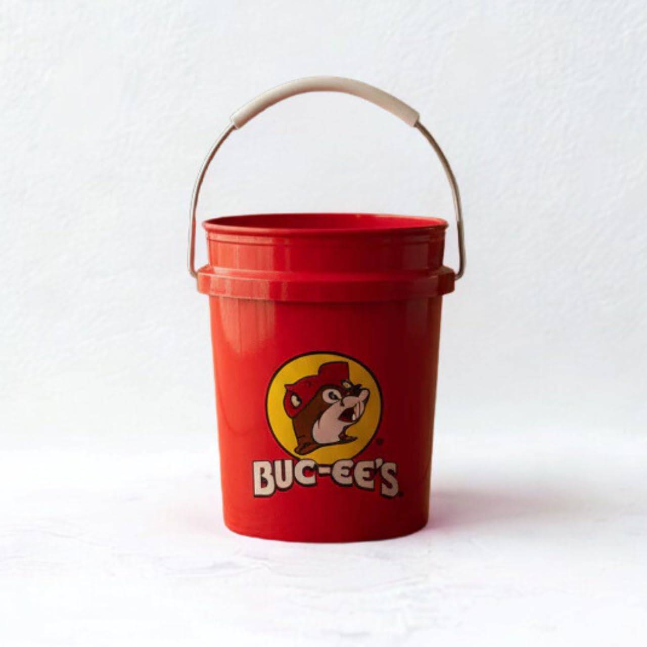 Buc-ee's cubo mini frontal mostrando el logo y fácil identificación de marca