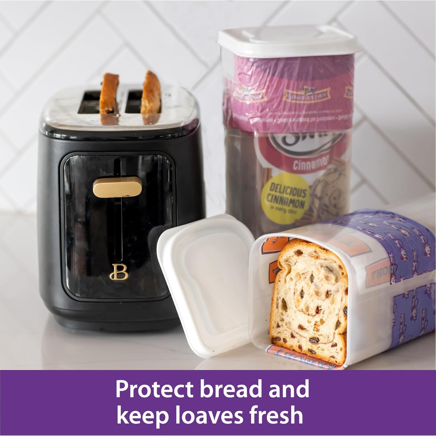 Acabado blanco de Buddeez Bread Buddy complementa cocinas modernas y ordenadas.