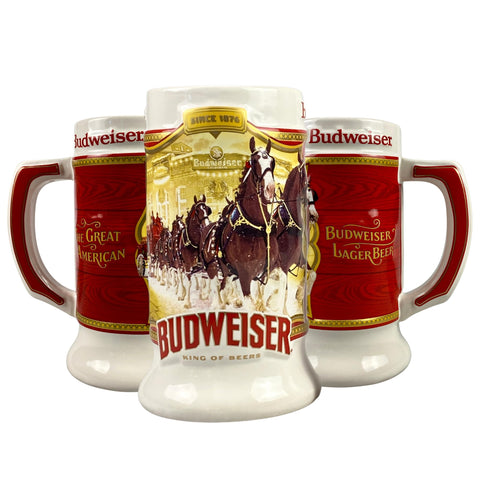 Budweiser Stein: vista frontal navideña en cerámica, elegante y coleccionable.