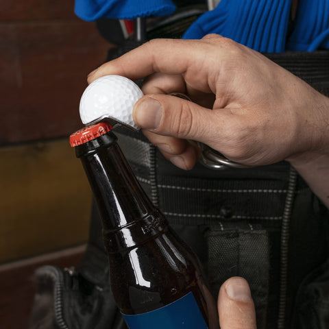 Carabiner y llavero en abrebotellas, diseño práctico para golfistas.