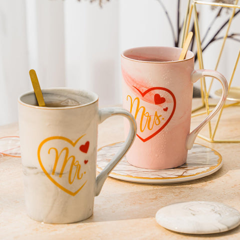 Regalo de aniversario para pareja con tazas Bulovedly, momento especial.
