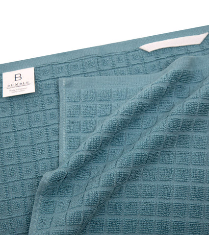 Bumble Towels diseño turquesa a cuadros añade color y estilo a la cocina.