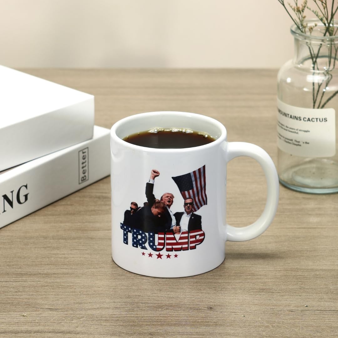 Taza BundlBees Trump, momento-historico, ideal para conservar recuerdos cerámicos.