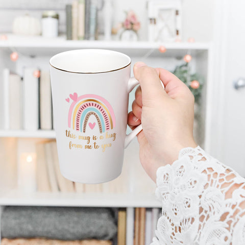 Cabtnca mug con mango dorado, detalle elegante que realza la experiencia en la mesa.