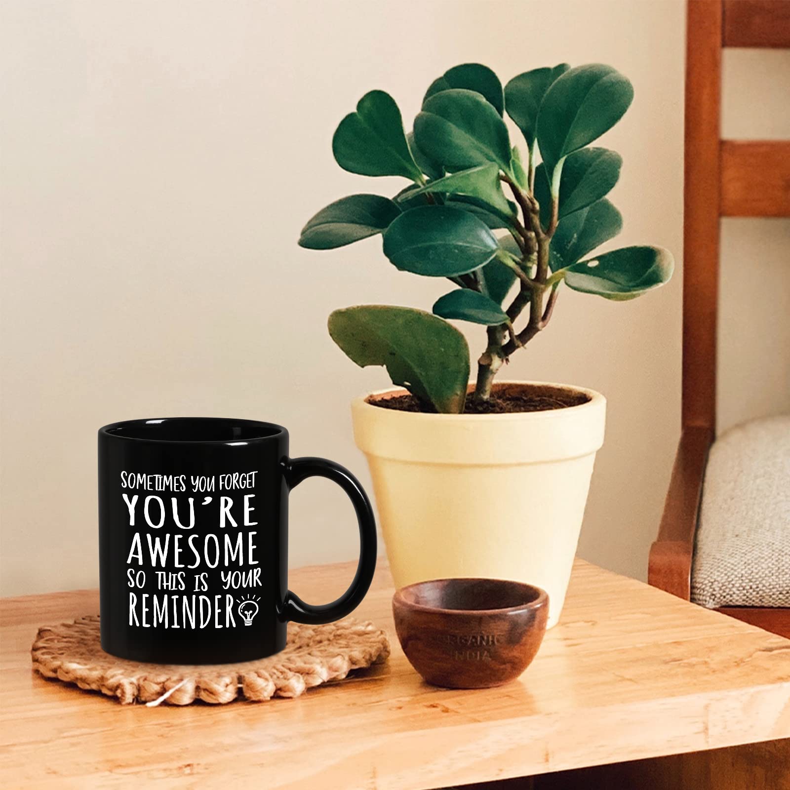 Taza Cabtnca cerámica negra, detalle elegante y duradera para uso diario.
