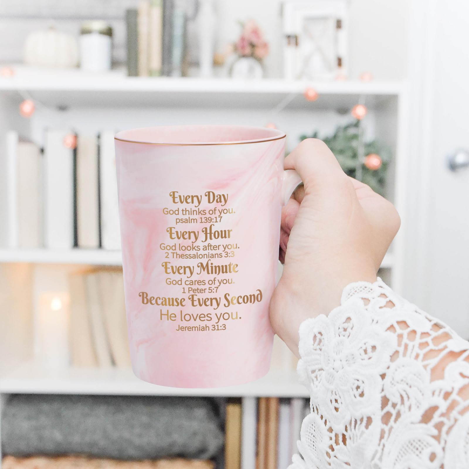 Taza Cabtnca rosa con textura marble y borde dorado brillante.
