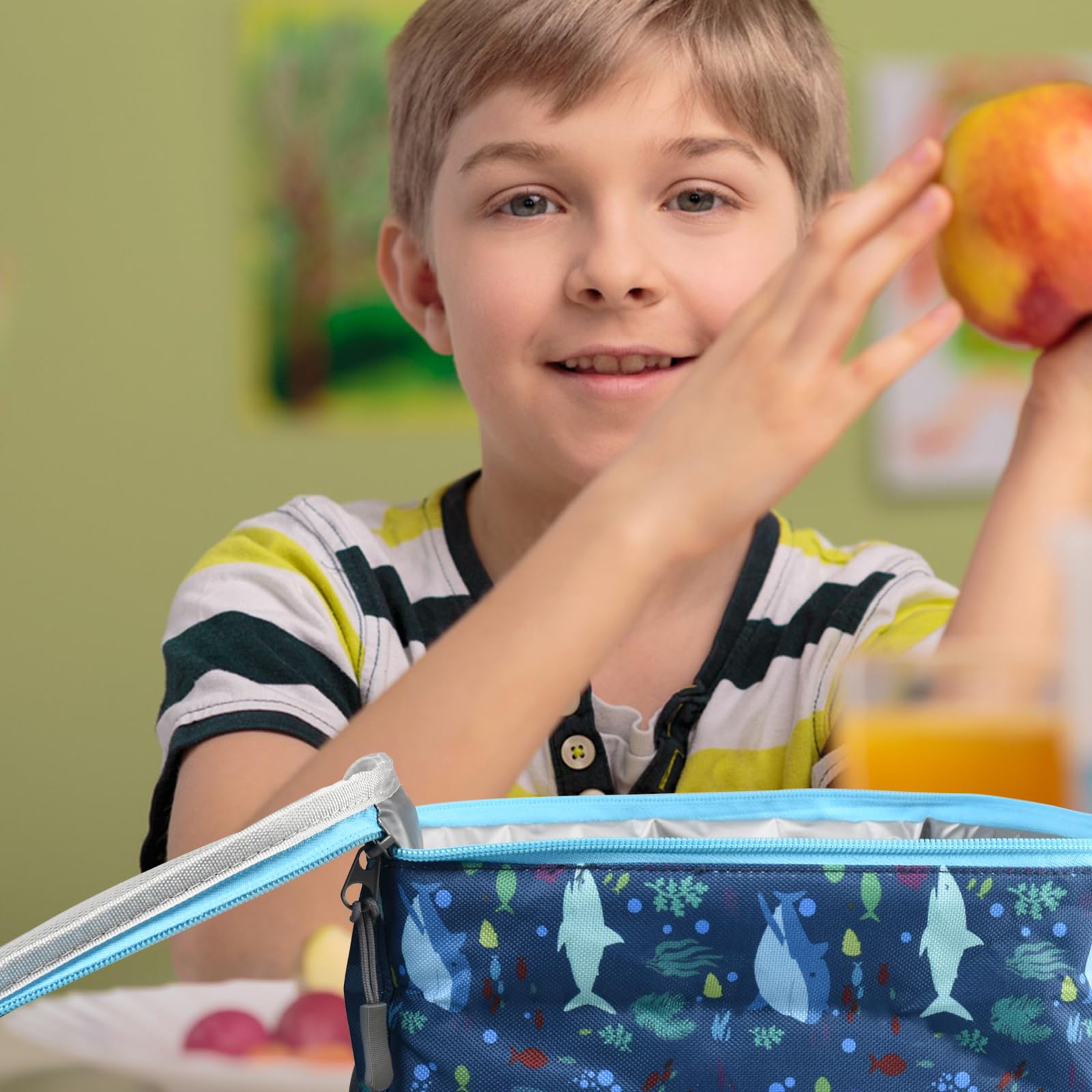 CaCTOUR Lunch Box Kids Shark, detalle clip para fijar a la mochila.
