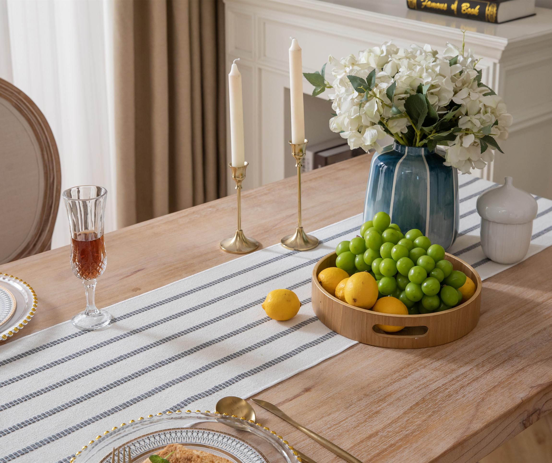 Caflife Boho Table Runner con borlas en los extremos aporta detalle artesanal.