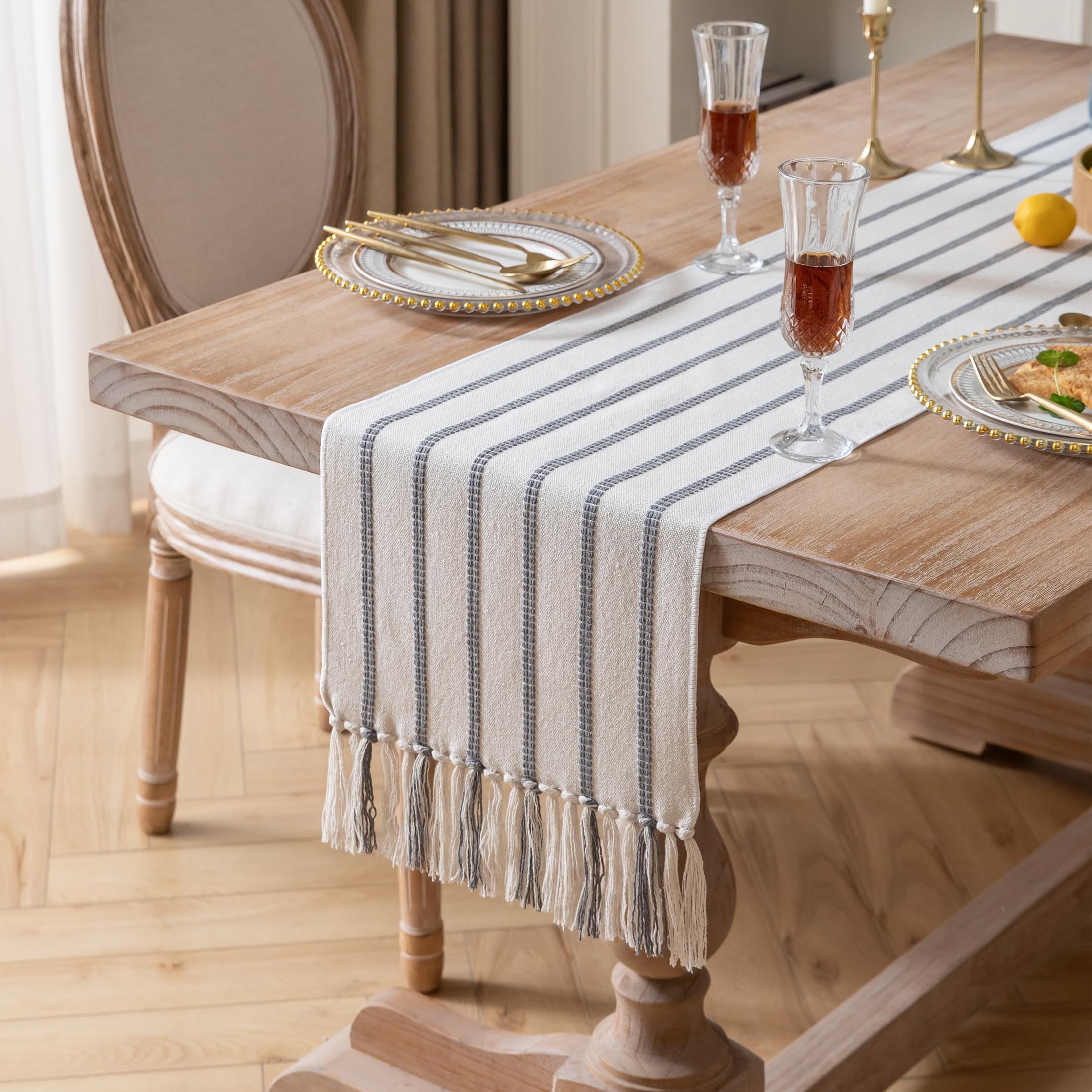 Caflife Boho Table Runner con franjas rayadas realza la mesa con elegancia.