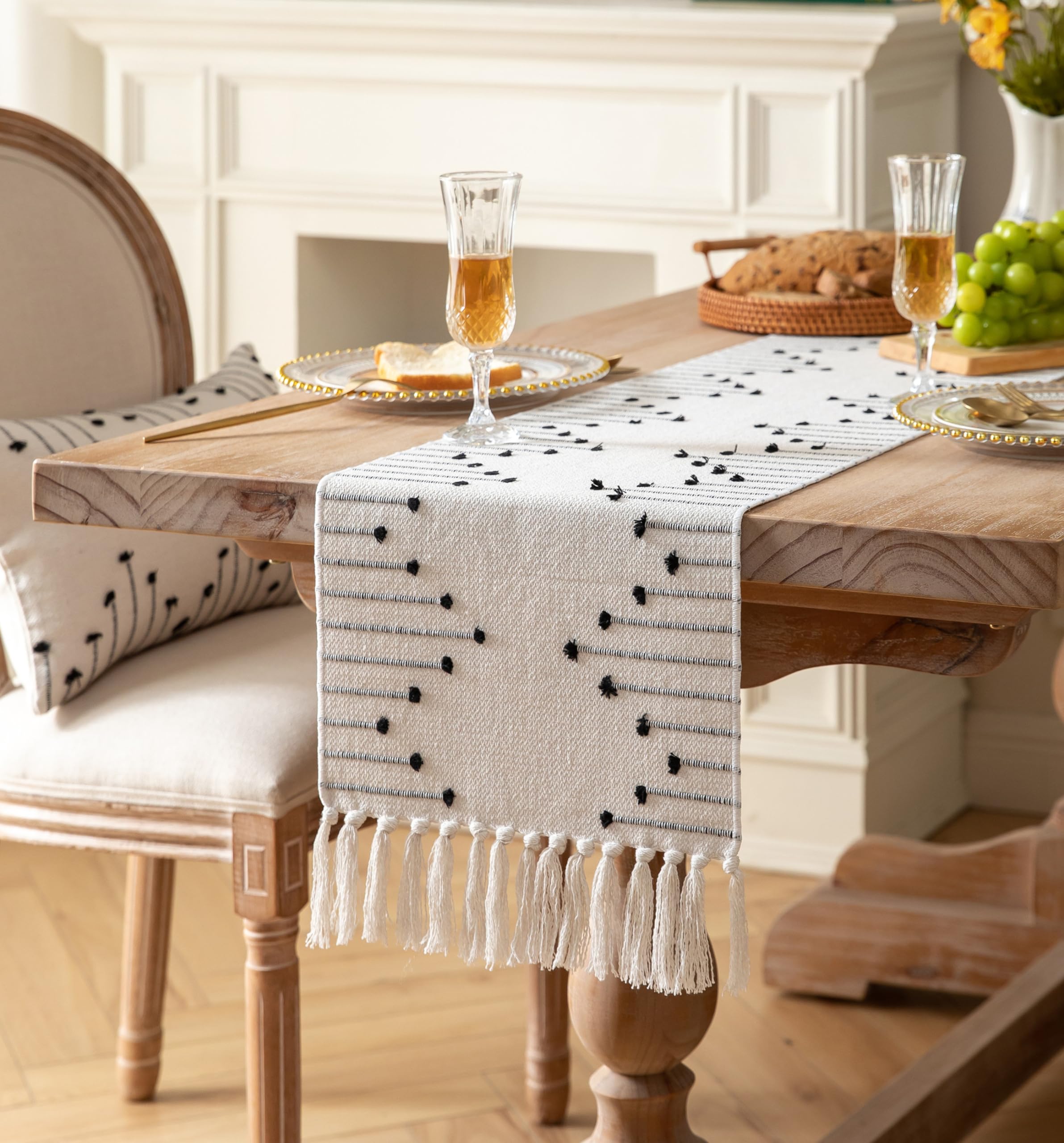 Caflife corredor de mesa boho con borlas, detalle decorativo suave.
